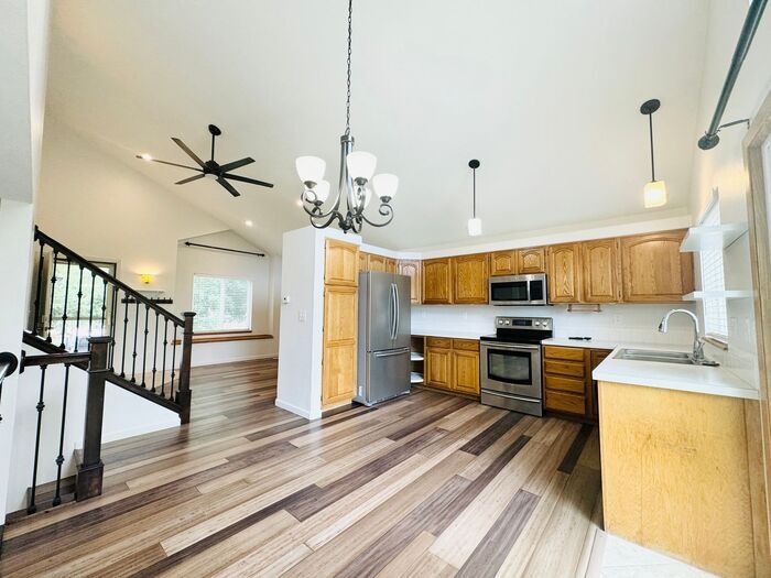 Primary Photo - Wonderful 4 bed/ 3.5 bath House