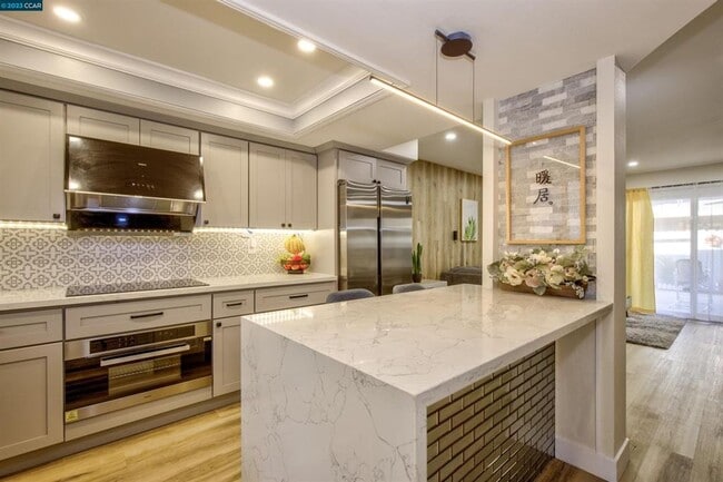 Building Photo - Fabulous townhome style condo in an upscal...
