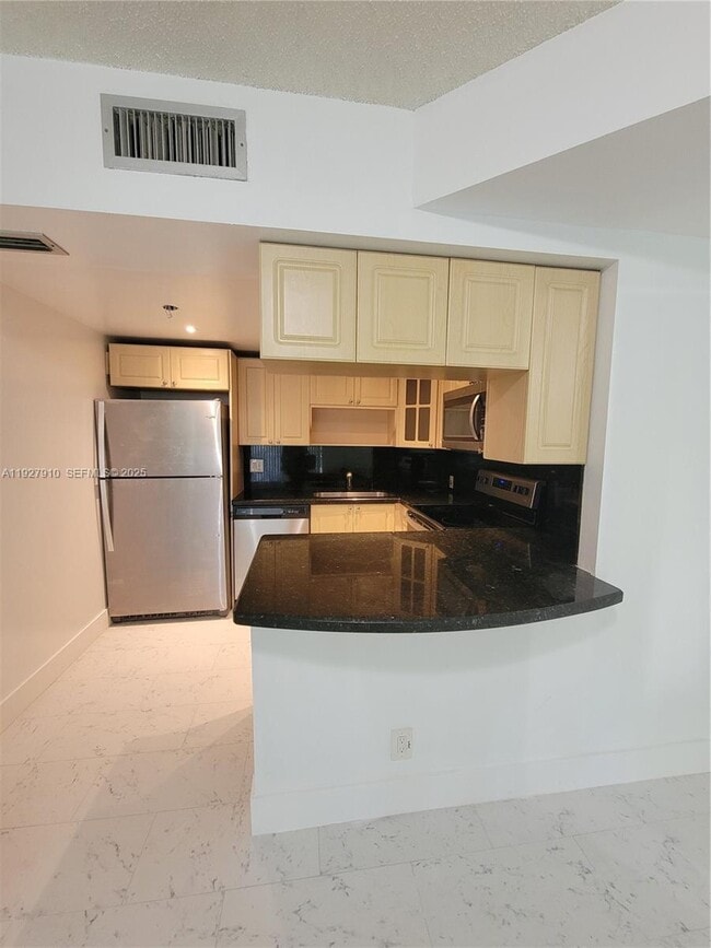 Foto del edificio - 8290 Lake Dr