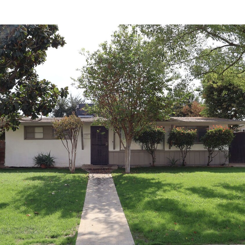 Foto principal - Charming 4-Bedroom Home Near Bakersfield C...