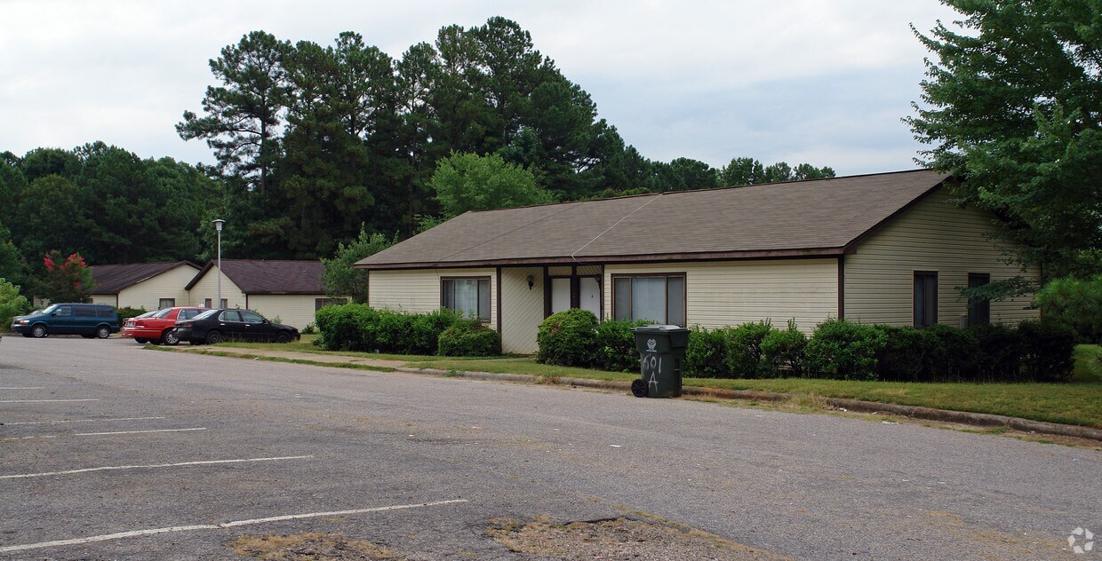Primary Photo - 601-613 Bashford Rd