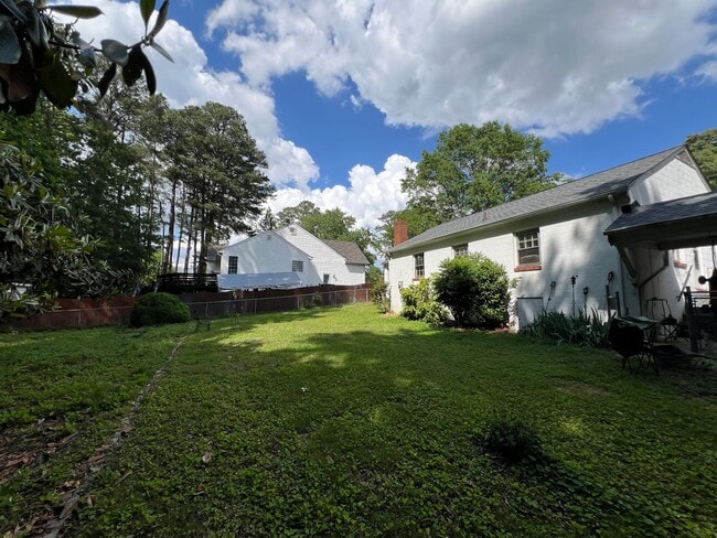 Building Photo - Adorable 2bdrm/1bth Ranch Style Home Conve...