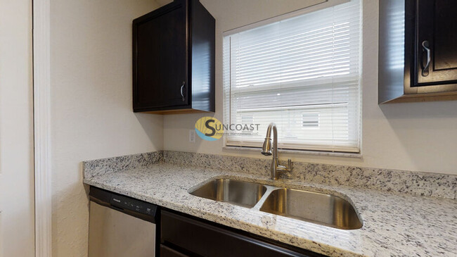 Foto del edificio - Modern Living in Silver Springs Shores. Ap...