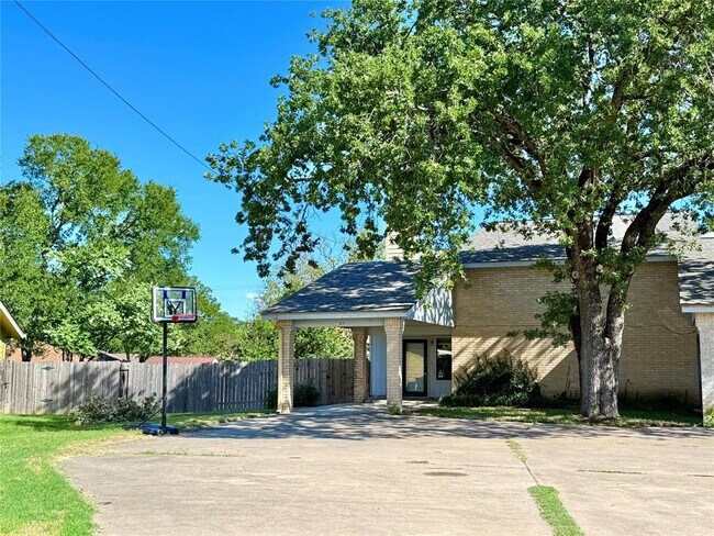Building Photo - 104 Verna Spur