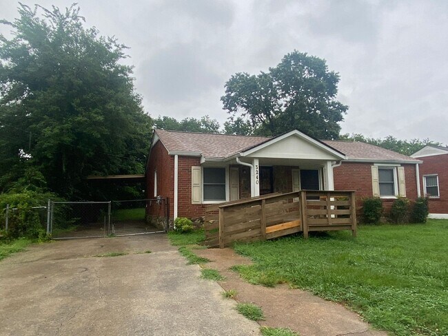 Building Photo - Renovated 4 Bedroom / 2 Bathroom / Fenced ...