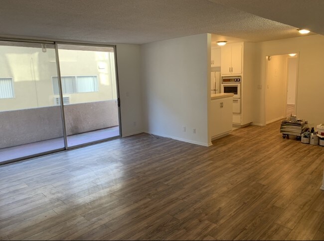 living room - 5429 Newcastle Ave