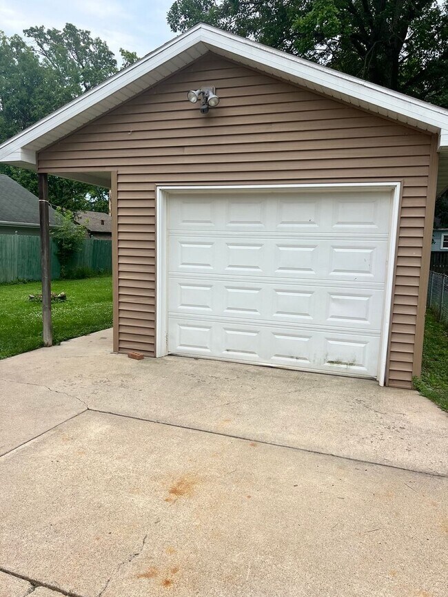 Foto del edificio - 3 bedrooms, 1 bathroom, 2 stall tandem garage