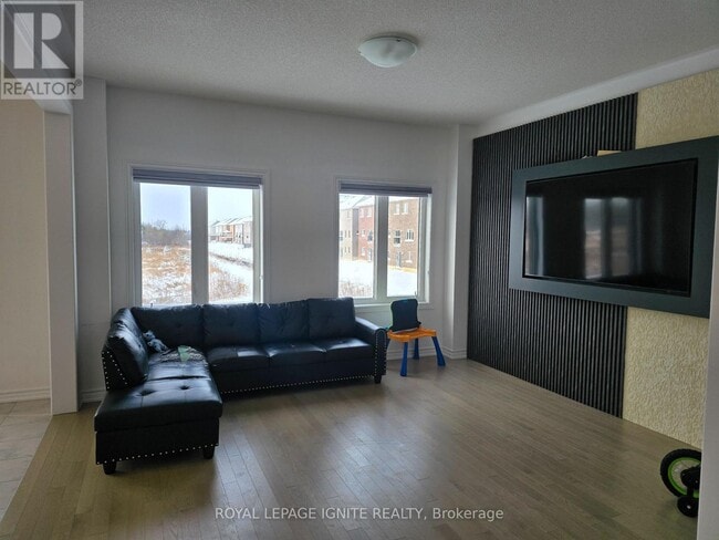 Building Photo - 387 Russell St