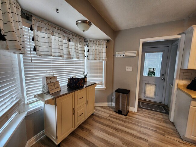 Foto del edificio - A Rental Home With MAD Curb Appeal!? YUP! 4 bd 2 bath Sugarhouse