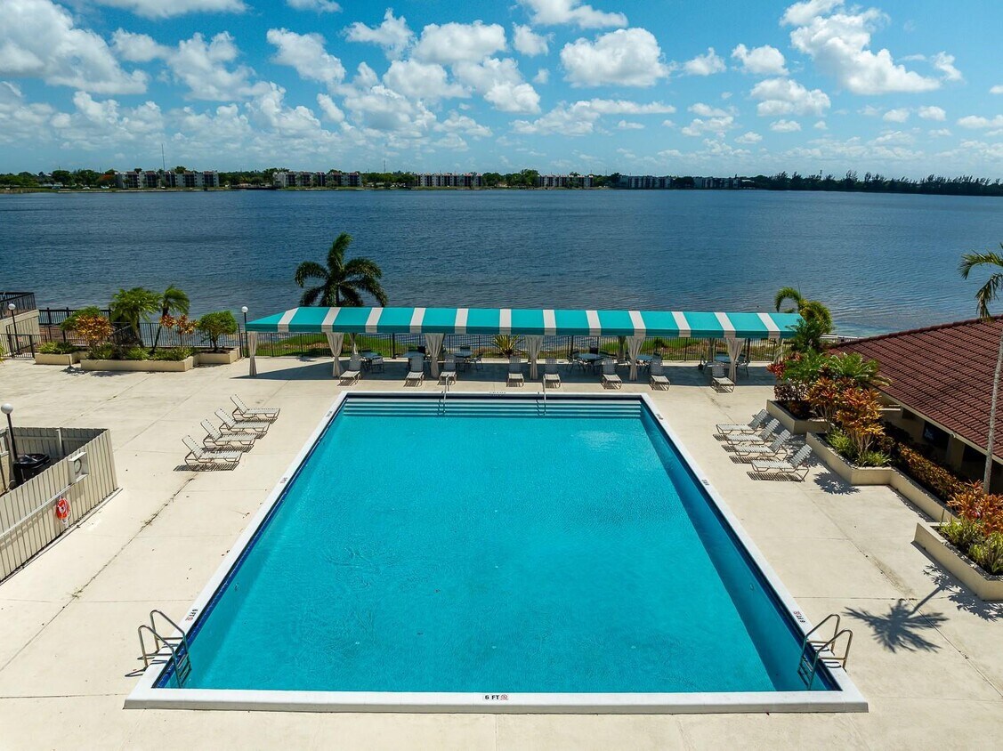 Foto principal - 110 Lake Emerald Dr