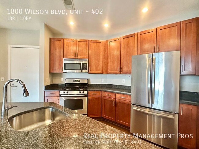 Building Photo - Walk to Rosslyn Metro! Bright and Spacious...