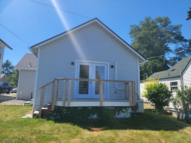 Building Photo - Bright, updated and convenient rambler wit...