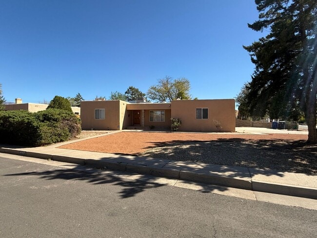 Building Photo - 4 Bedroom, nice area, 2 Car Garage