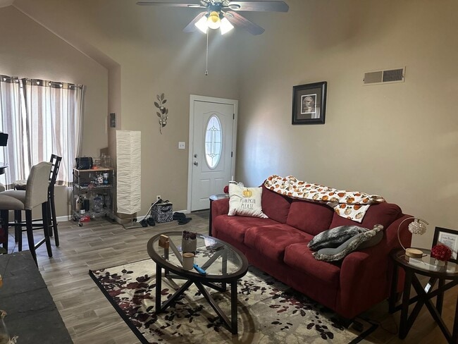Foto del edificio - Spacious 4-Bedroom Home with Cozy Kitchen ...