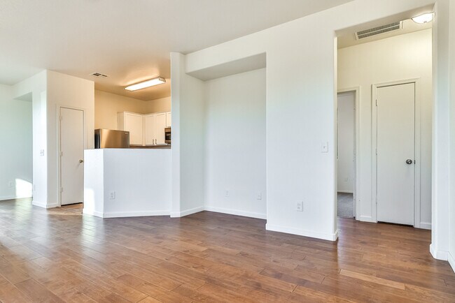 Foto del edificio - Come view this charming home