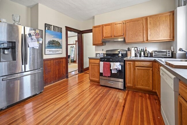 Building Photo - 822 Centre St