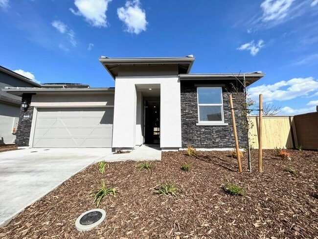 Building Photo - Beautiful Single Story 3 Bedroom For Rent ...