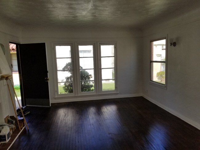 Foto del edificio - 6103 S Victoria Ave
