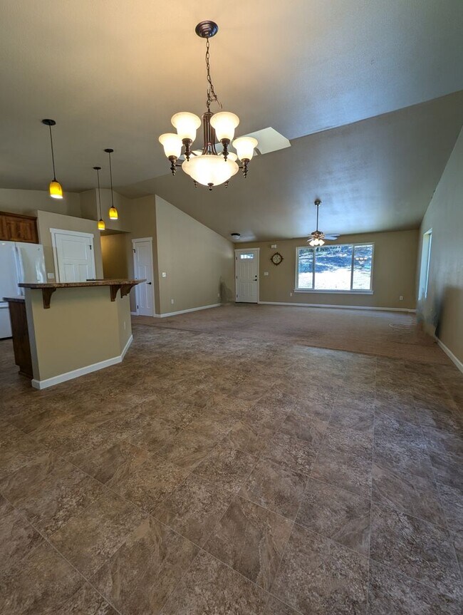 Building Photo - 3 bed, 2 bath on edge of town