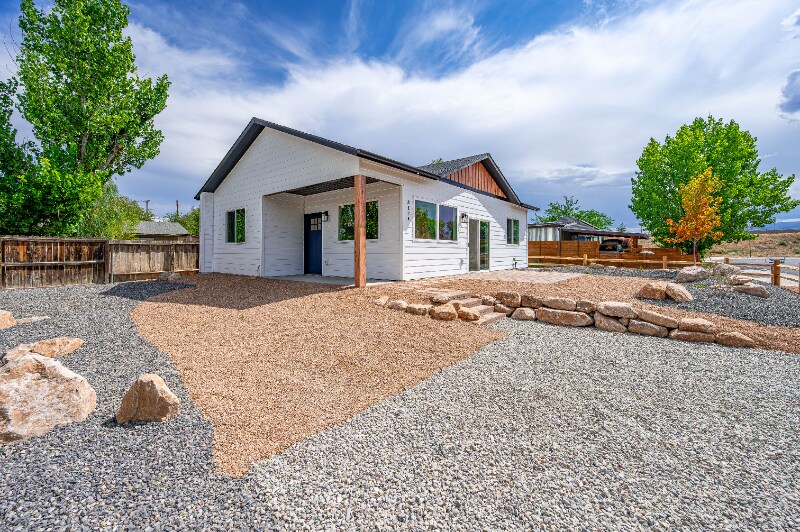 Foto principal - 317 W Ouray Ave