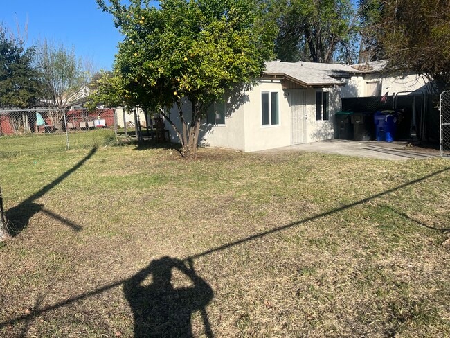 Foto del edificio - 907 W 27th St