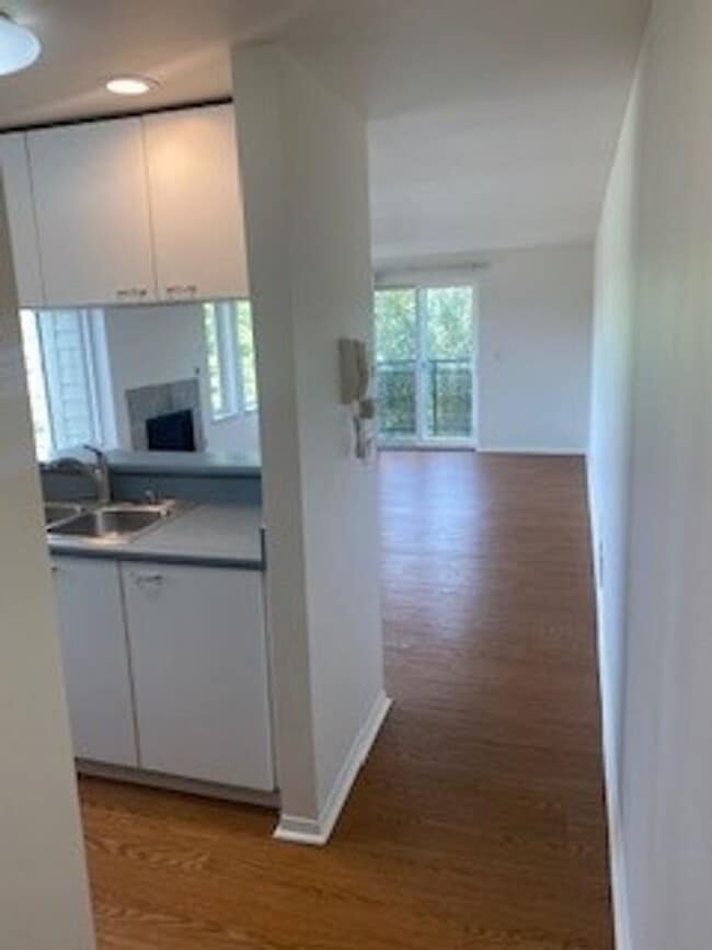 Foto del edificio - Queen Anne west facing 1 Bedroom patio secure building and garage