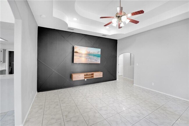 Building Photo - 904 Las Brisas Dr