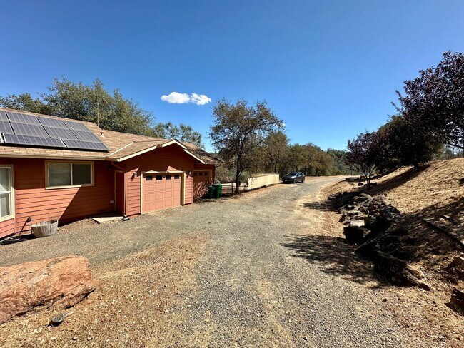 Foto del edificio - 3 Bedroom 2.5 Bathroom Home on 10 Acres Wi...