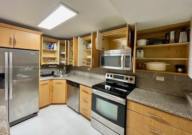 Building Photo - 6039 Collins Ave