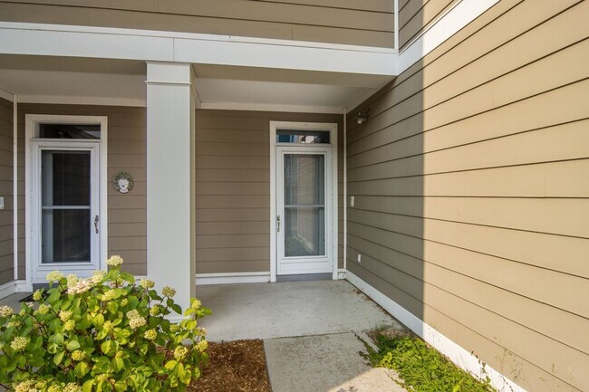 Foto del edificio - Furnished Pet-Friendly 30-Day Extended Stay Riverfront Condo