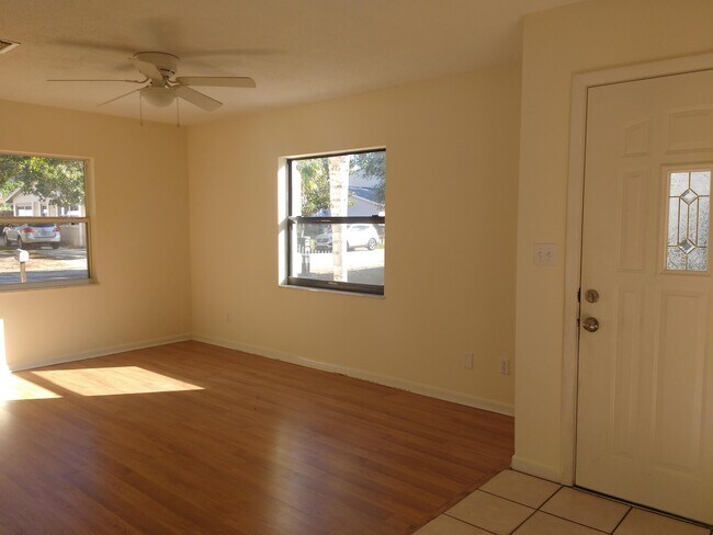 Building Photo - 2054 Los Lomas Dr