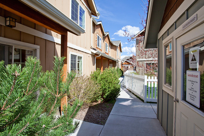 Foto del edificio - Empire Village Townhomes