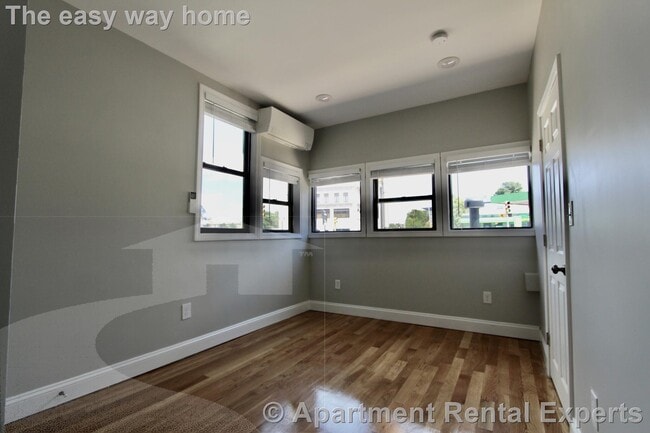 Building Photo - 246 Main St