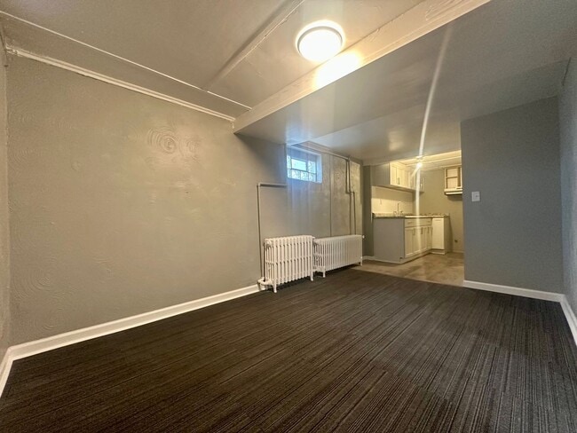 Foto del edificio - 1727 Reaney Ave E