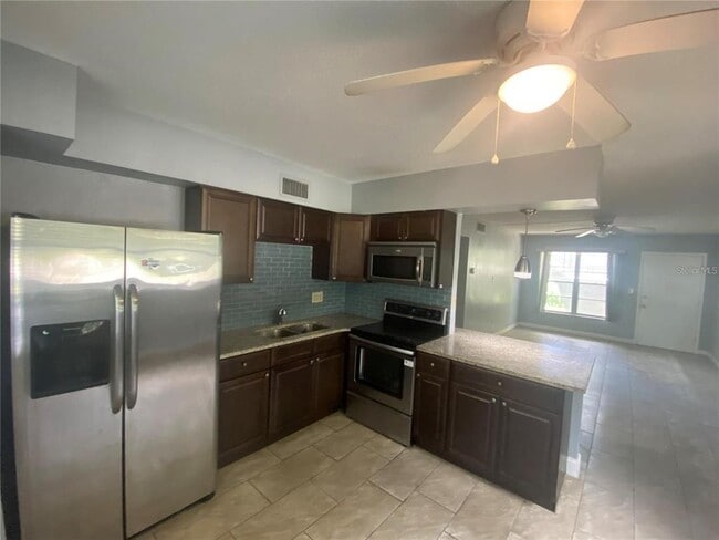 Building Photo - 825 N Primrose Dr