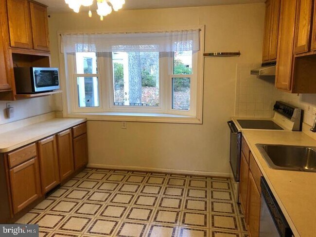 Building Photo - 3532 Queen Anne Dr