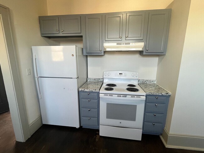 Foto del edificio - Spacious 4-Bedroom, 2-Bath Home with Porches & Basement