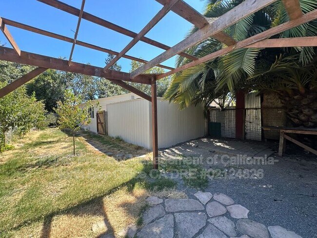 Building Photo - 518 Roseland Ave