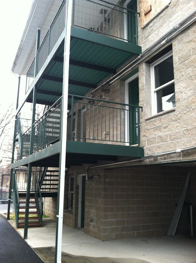 Primary Photo - 150 Hendricks Ave