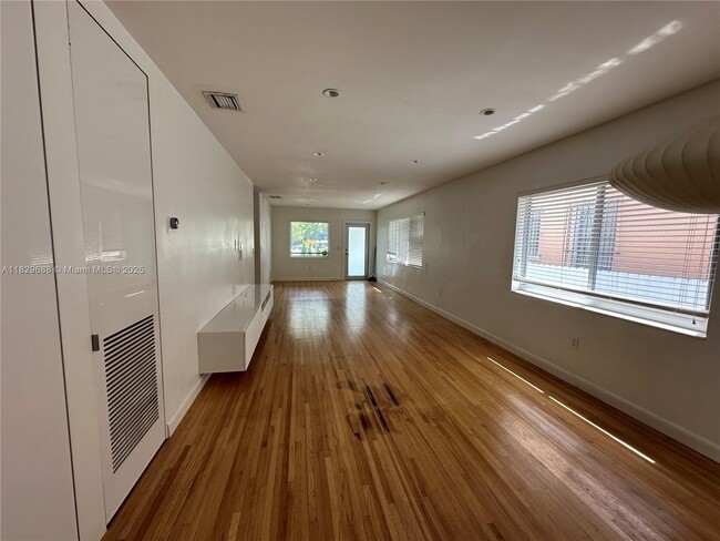 Building Photo - 370 SW 17th Rd