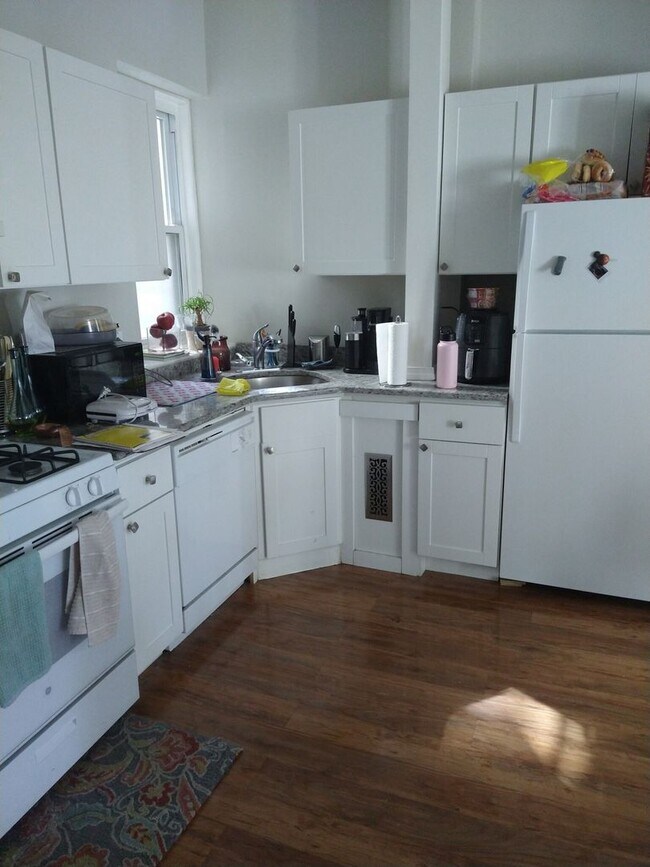 Building Photo - 9/1/25 Spacious two-level 3BR/2BA near Pac...