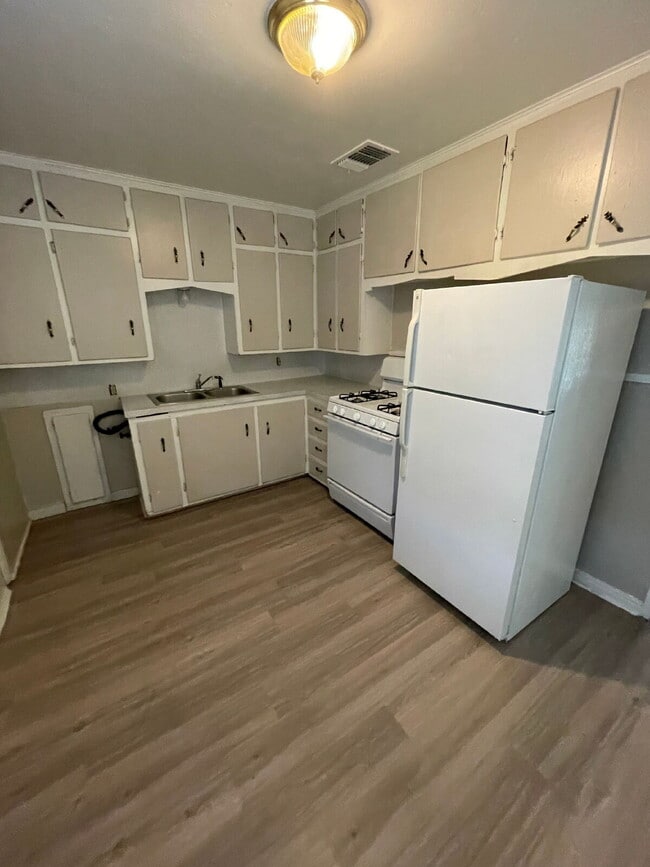 Building Photo - Beautiful House Located Within Minutes Of Junior High & High School!