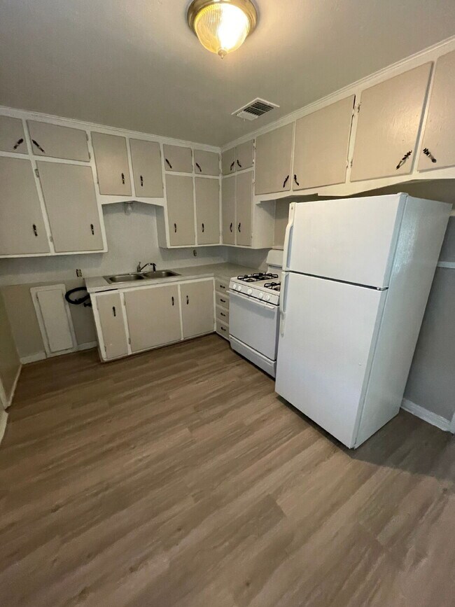 Foto del edificio - Beautiful House Located Within Minutes Of Junior High & High School!