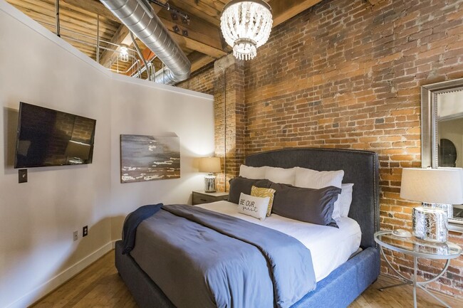 King sized bed - 162 4th Ave N