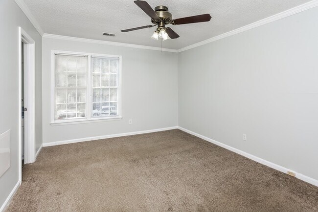 Building Photo - Amazing 3 Bedroom Home