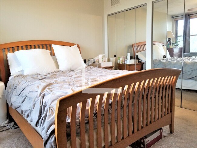 Building Photo - Large 2 levels Townhouse. In-Unit Washer a...
