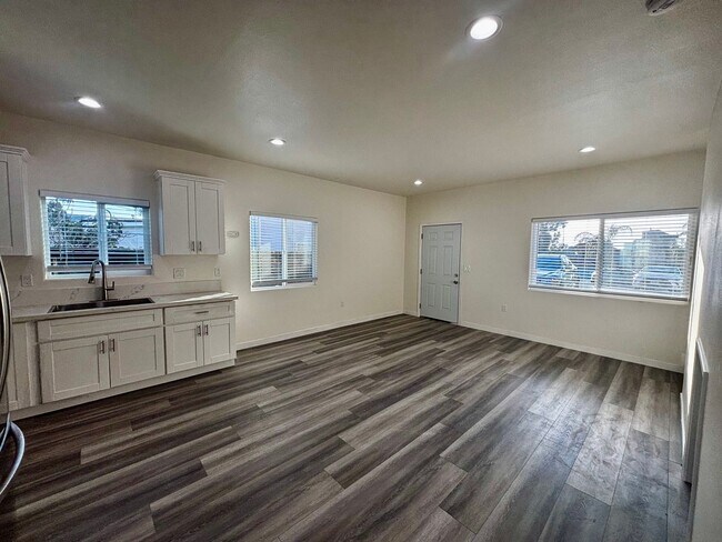 Foto del edificio - Newly Constructed 3 bed 3 bath ADU Located in City Heights