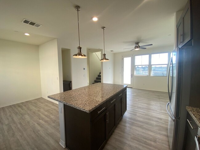 Foto del edificio - 3-Story Townhome w/ 2 Car Garage in New Co...