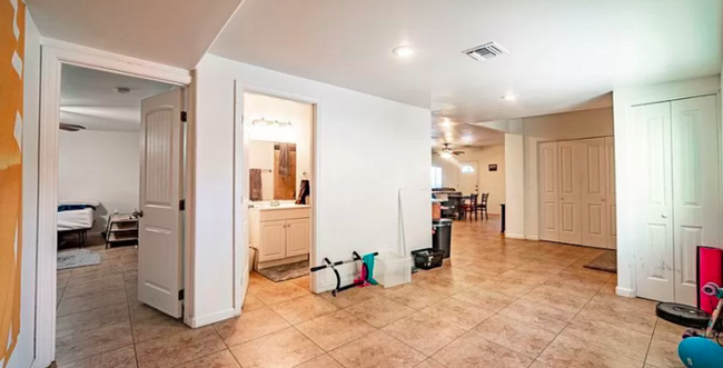 Foto del edificio - FULLY REMODELED HOME WITHIN A SHORT DISTAN...