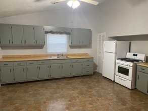 Building Photo - 165 Midway Dr